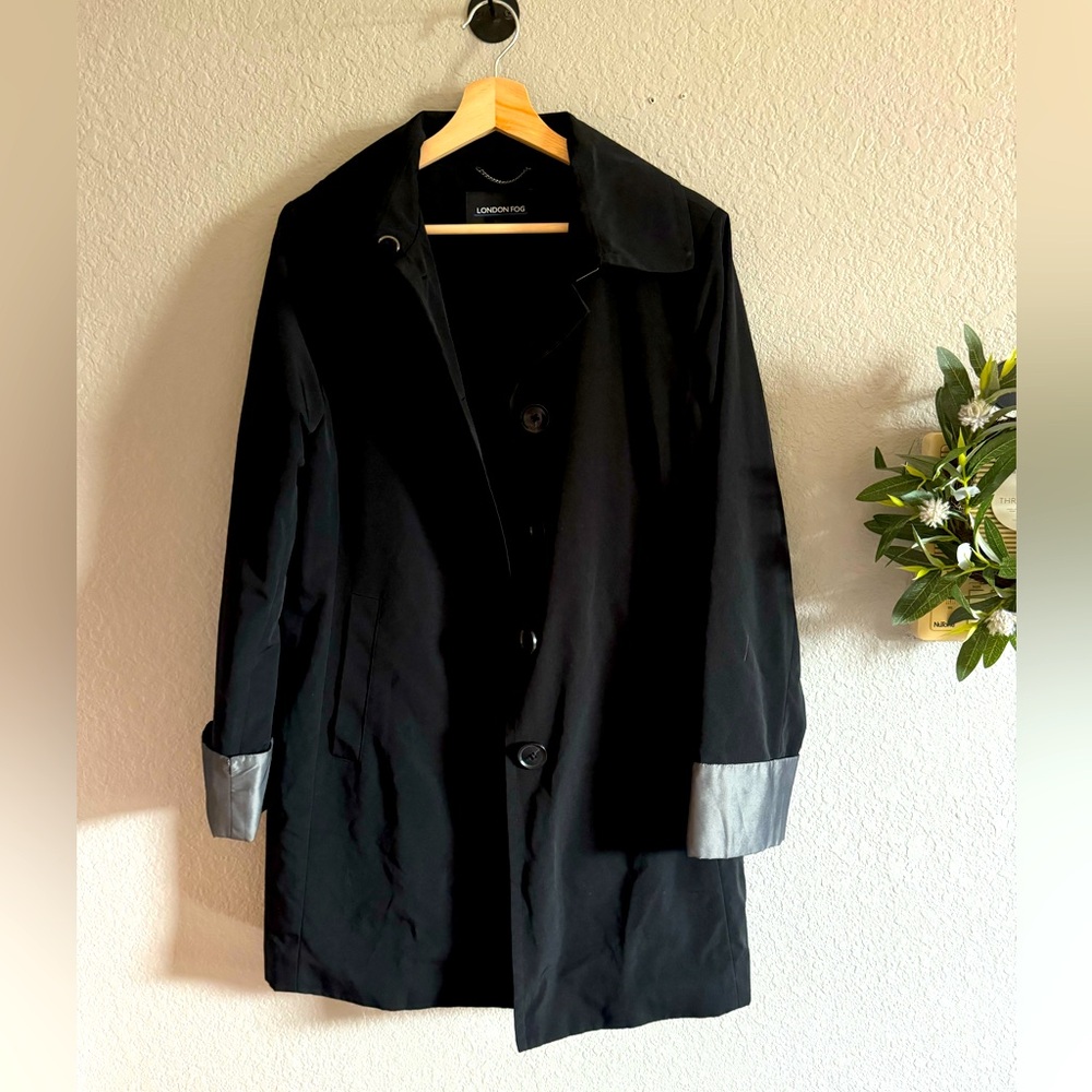 London Fog Lined Raincoat, 32inch long, single breast, black cuffed. women’s M